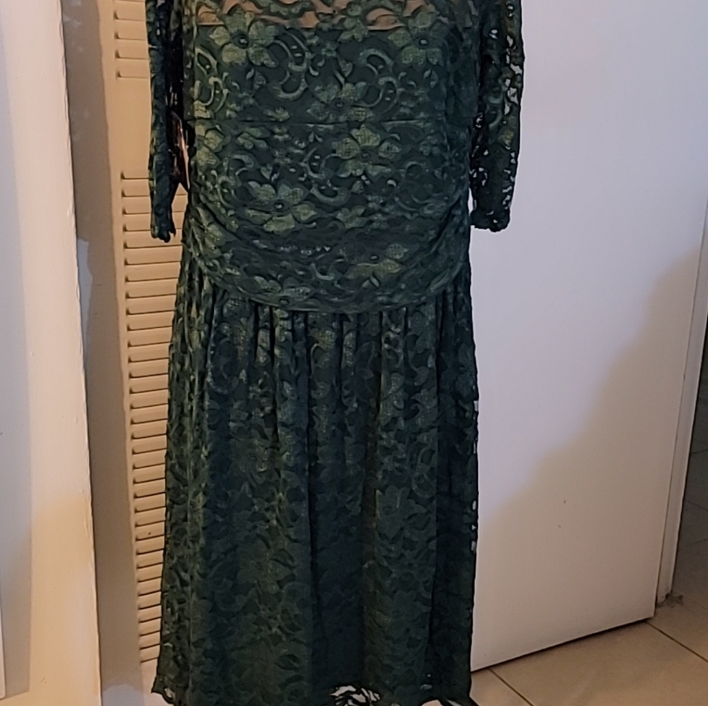 Beautiful green dress by Kionna - Picture 4 of 7
